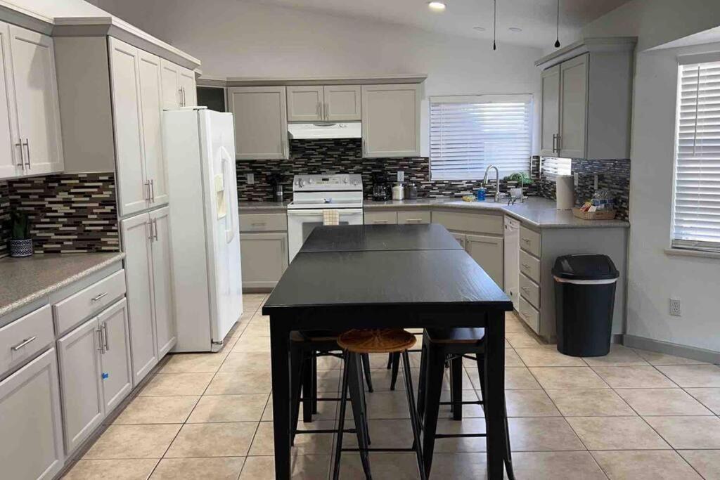 Spacious Getaway! Pool, Spa, Sleeps 9 Lake Havasu City Bagian luar foto